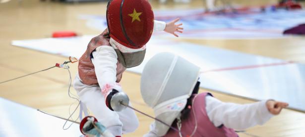 开云体育app-墨西哥击剑冠军手握金牌，英姿飒爽登台