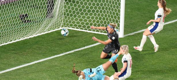 开云体育app-美国女足队员在国际赛事中攻入制胜球