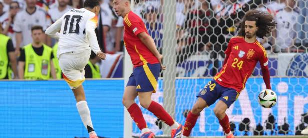 开云体育网页版登录入口-欧国联半决赛战况激烈，球员展现实力