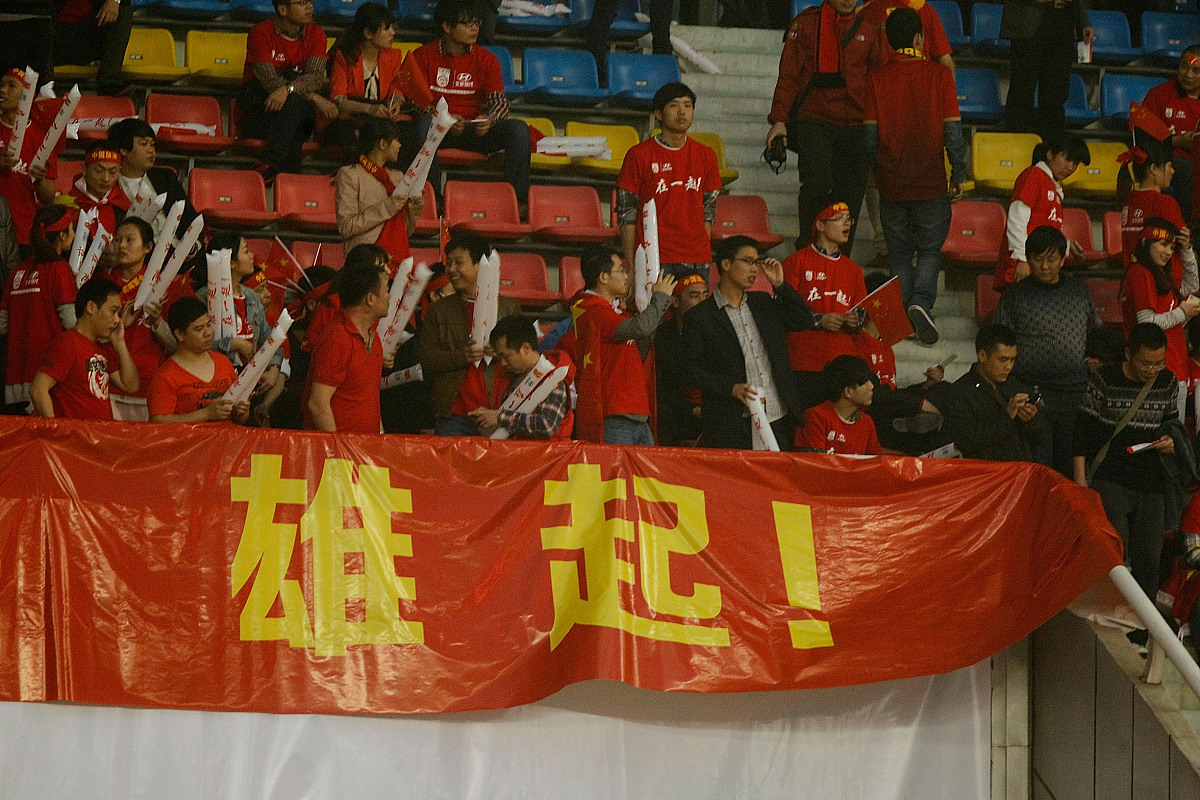 湖南郴州队全队奋勇杀入对手内线,勇夺胜利 湖南郴州队全队奋勇杀入对手内线,勇夺胜利