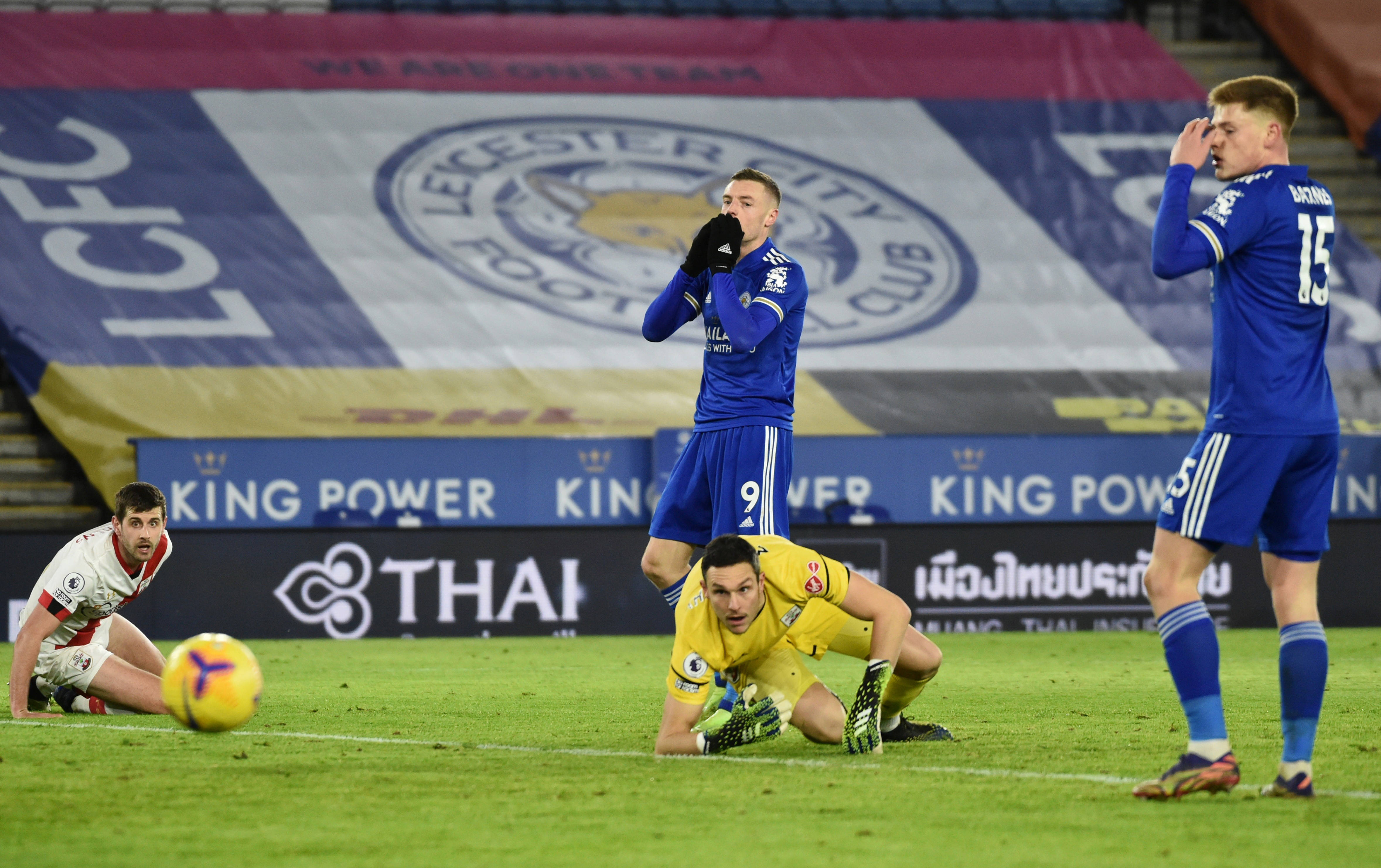 包含斯特克城球员集体确诊，大规模隔离措施生效的词条