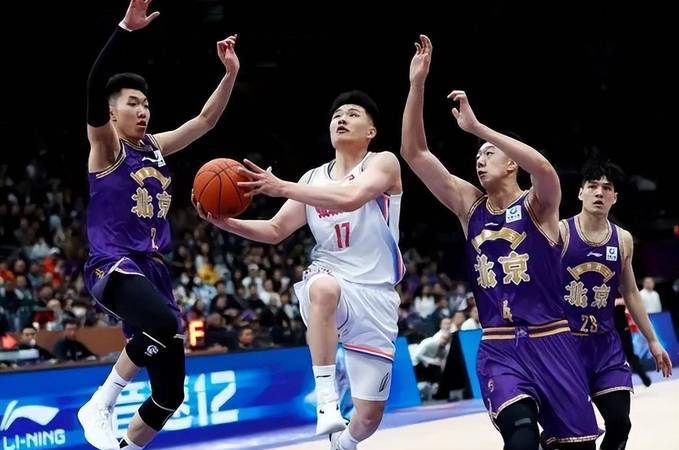 比赛精彩绝伦，球场烽火连天波澜不惊的简单介绍