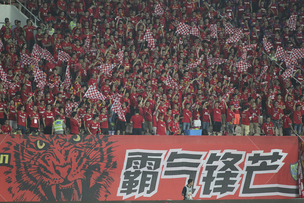 包含球队整体表现一落千丈，卫冕形势岌岌可危的词条