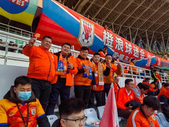 广大球迷热情高涨,现场球赛场面火爆 广大球迷热情高涨,现场球赛场面火爆