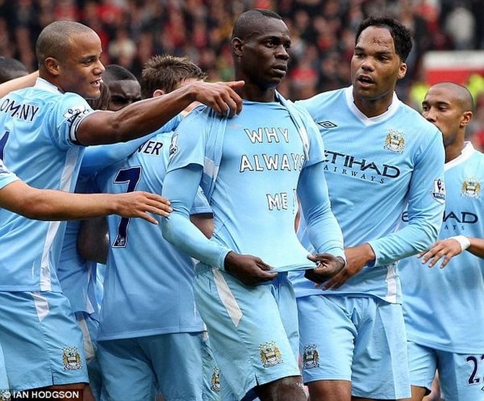 足球比赛中的金球瞬间,成为轰动焦点 足球比赛中的金球瞬间,成为轰动焦点