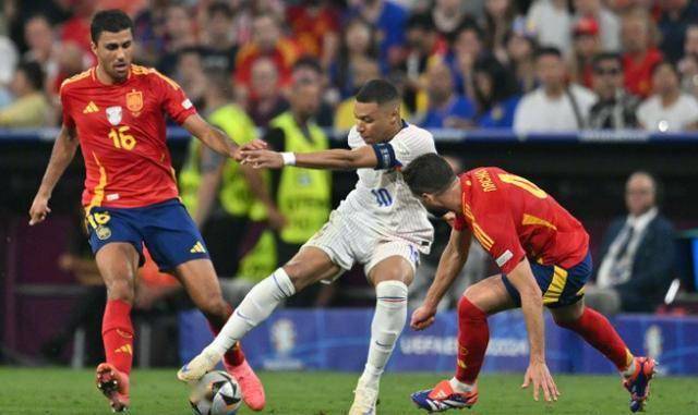 欧国联半决赛战况激烈,球员展现实力 欧国联半决赛战况激烈,球员展现实力