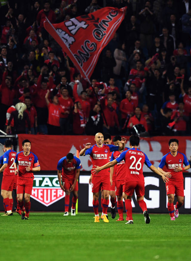 包含重庆斯威队力克对手，取得惊险胜利的词条