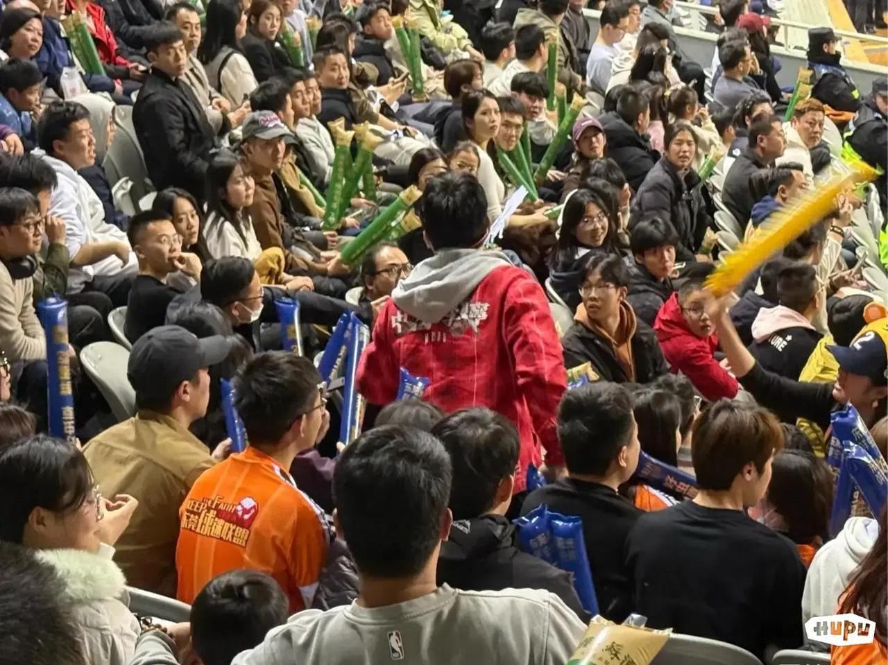 包含体育盛事现场气氛火爆，数万球迷热情高涨的词条