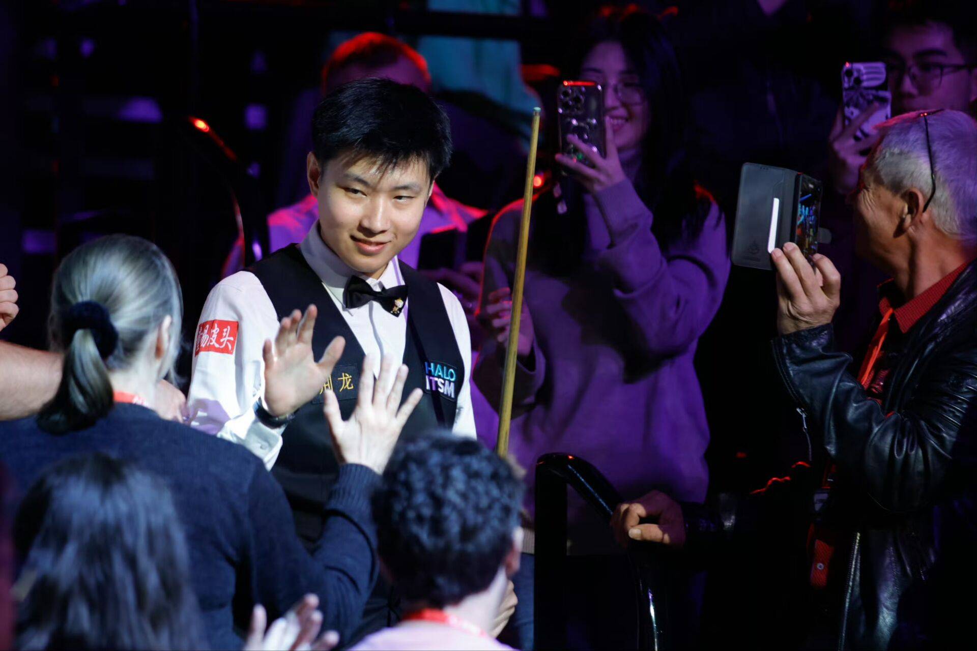 包含红极一时球员崭露头角,斩获赛场赞誉的词条 包含红极一时球员崭露头角,斩获赛场赞誉的词条