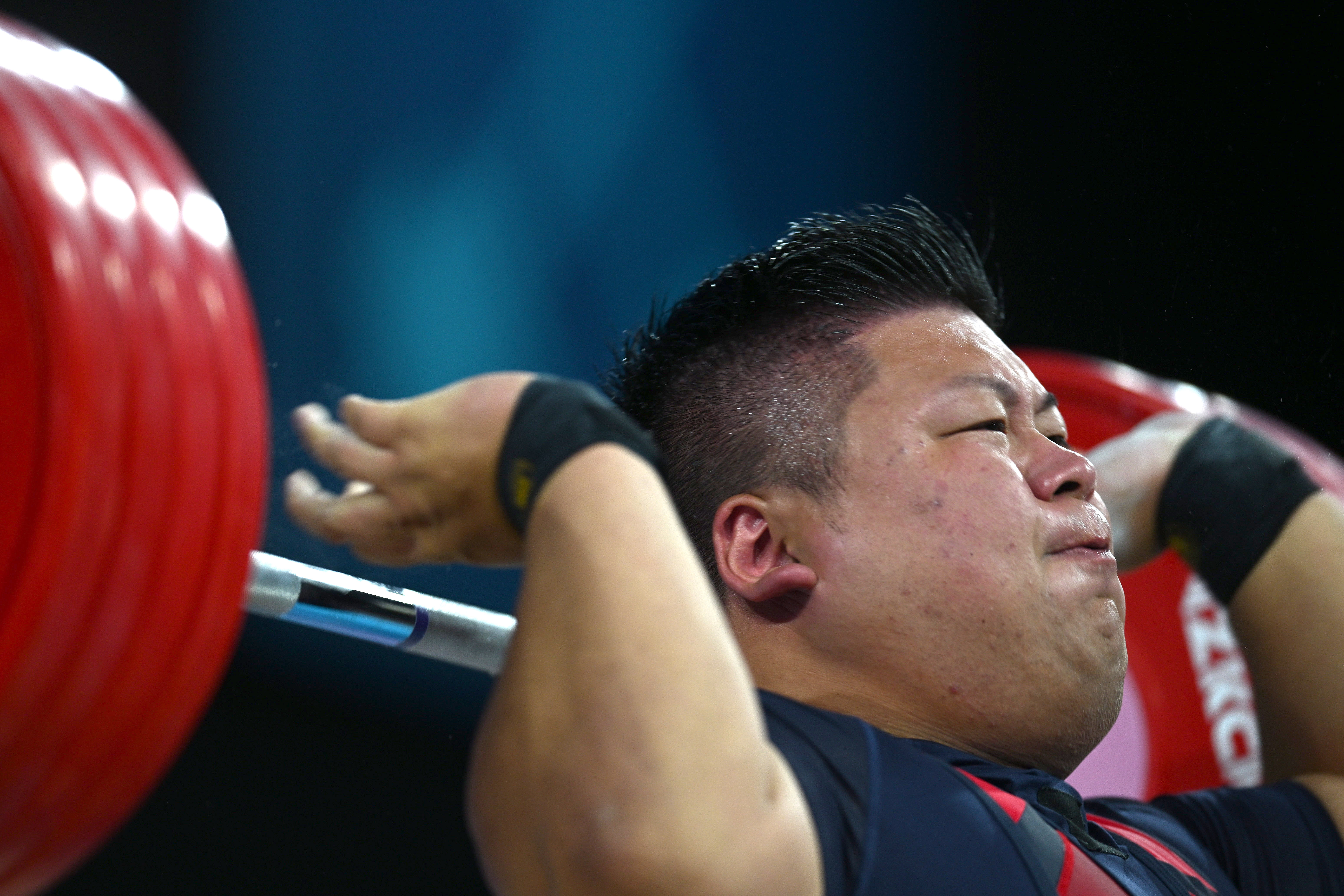 关于卡塔尔举重好手突破自我，夺得金牌的信息