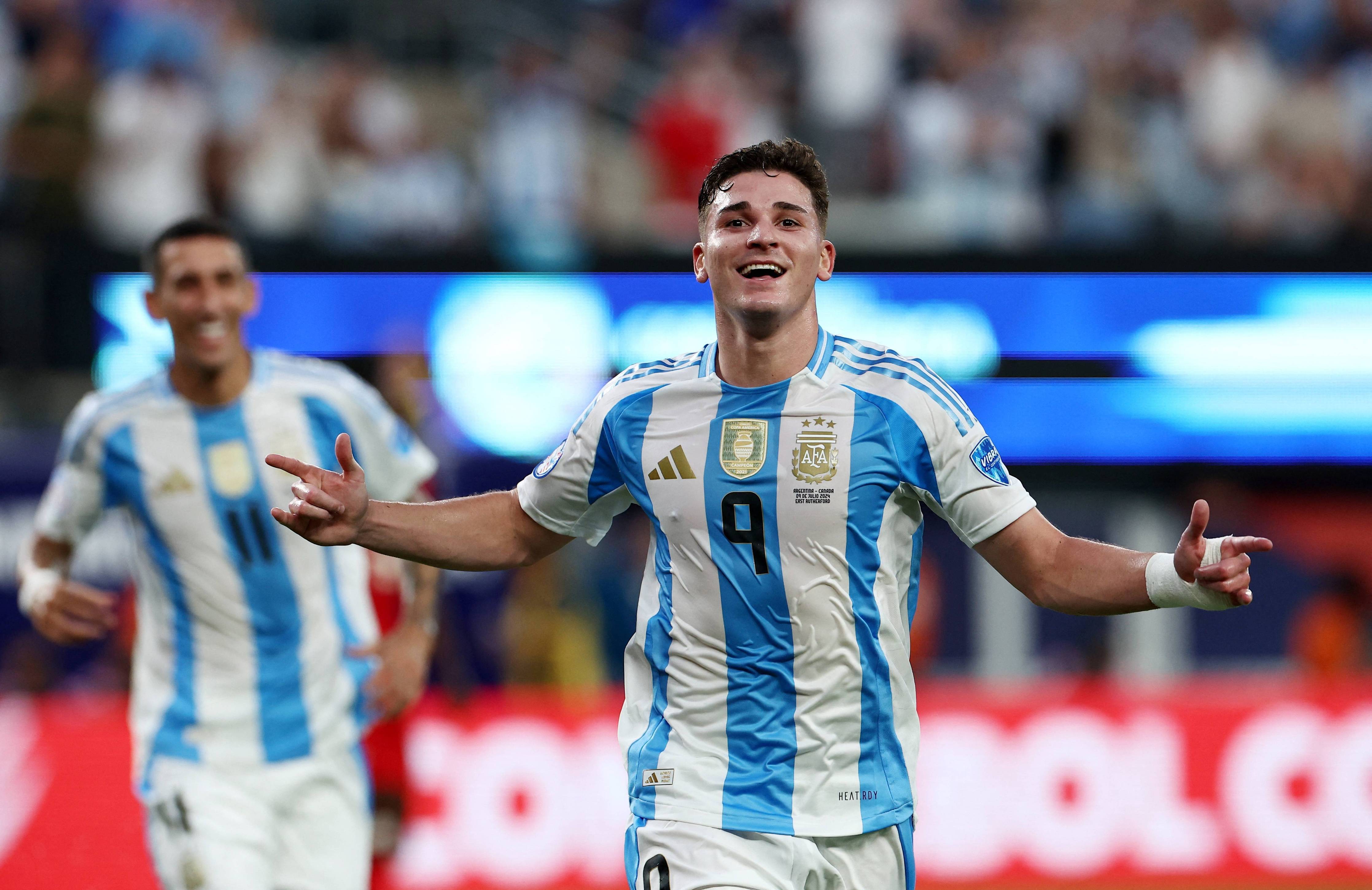 包含阿根廷主帅宣布辞职，球员助教正式接任的词条