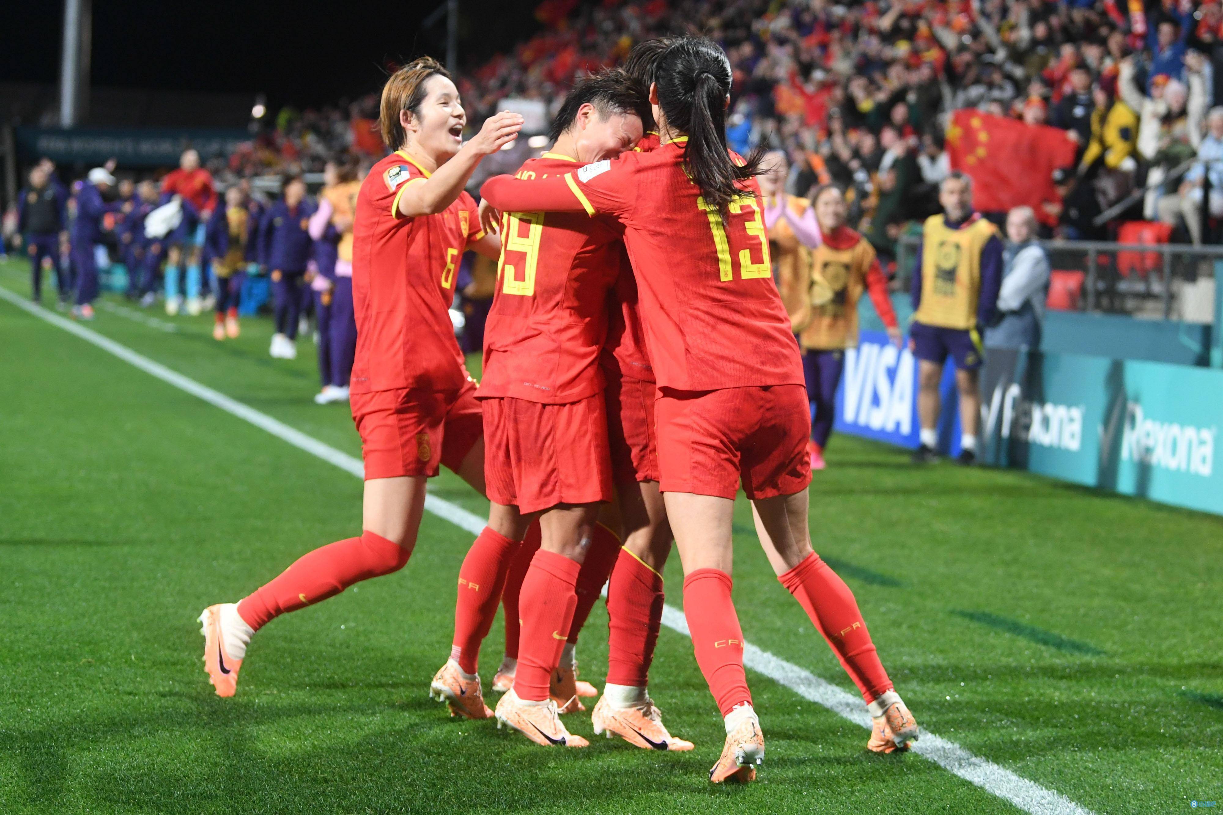 关于争夺冠军女足比赛场面观众情绪高涨的信息 关于争夺冠军女足比赛场面观众情绪高涨的信息