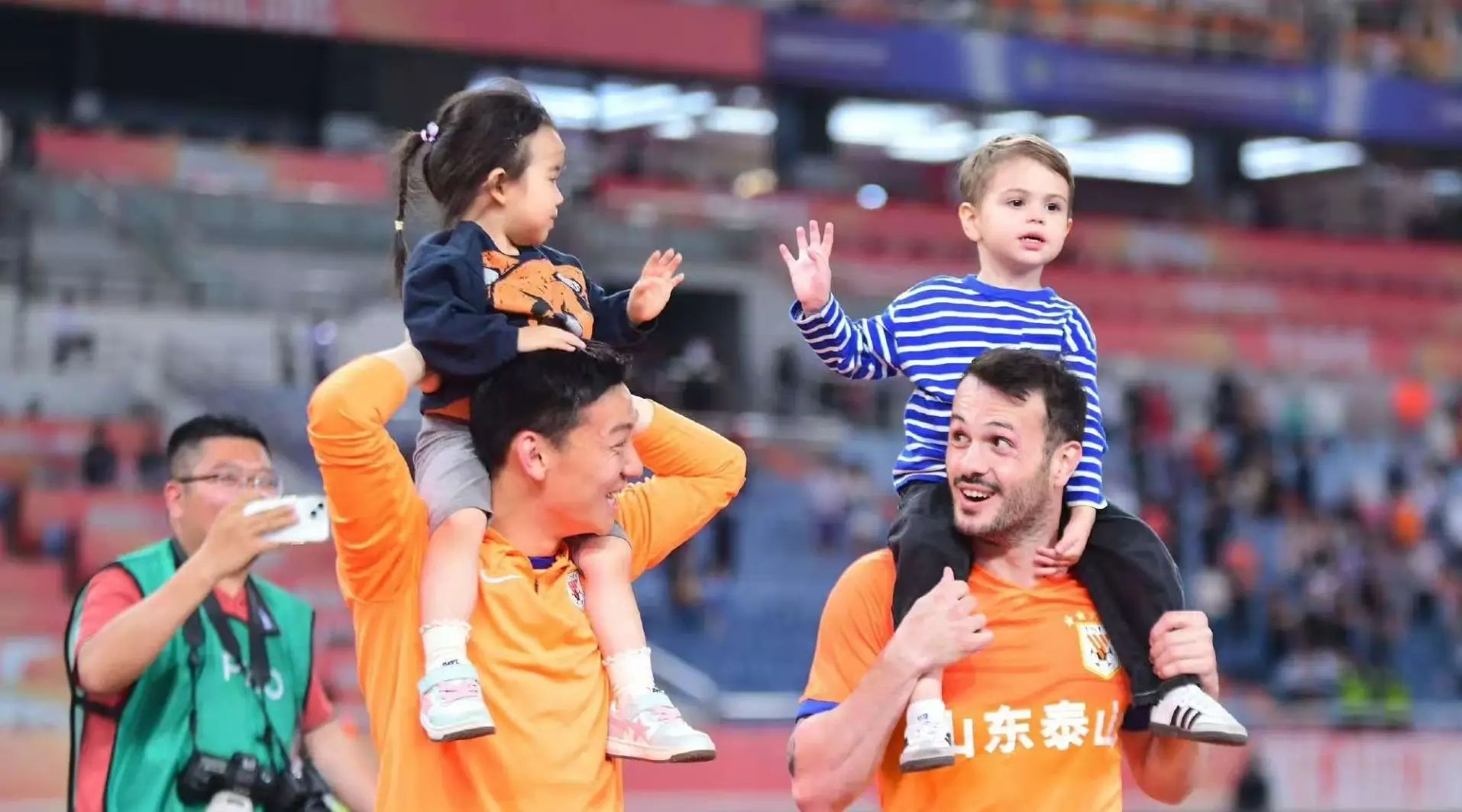 包含球队与赞助商解除合作，引发球队经济压力的词条