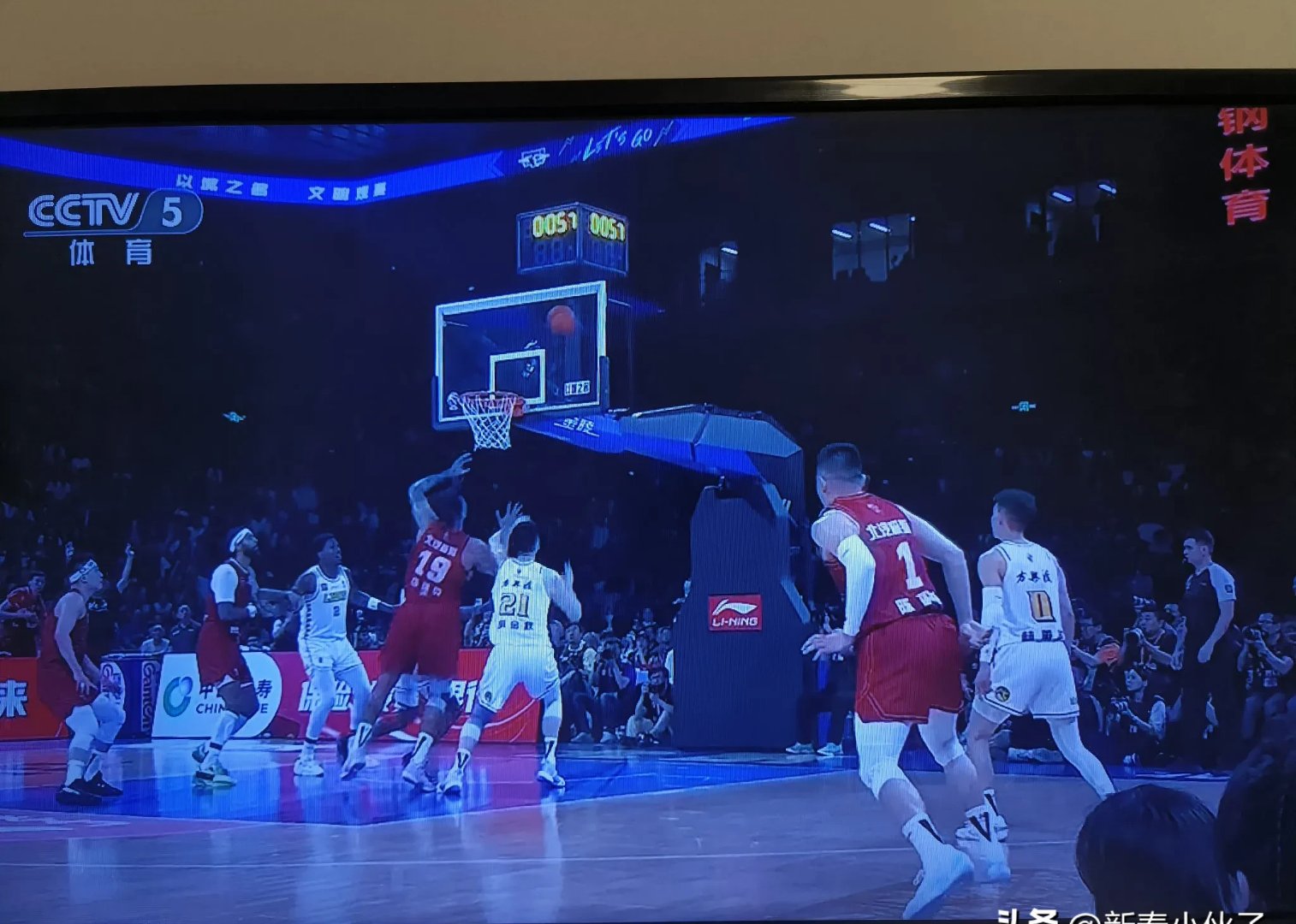 关于三分球火力全开，场上气氛紧张刺激的信息