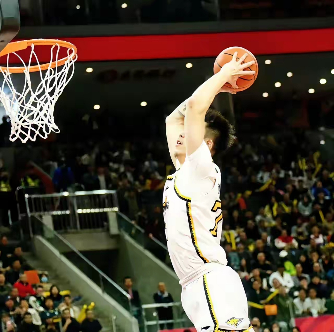 比赛时球员克服困难,展现出不屈的精神 比赛时球员克服困难,展现出不屈的精神