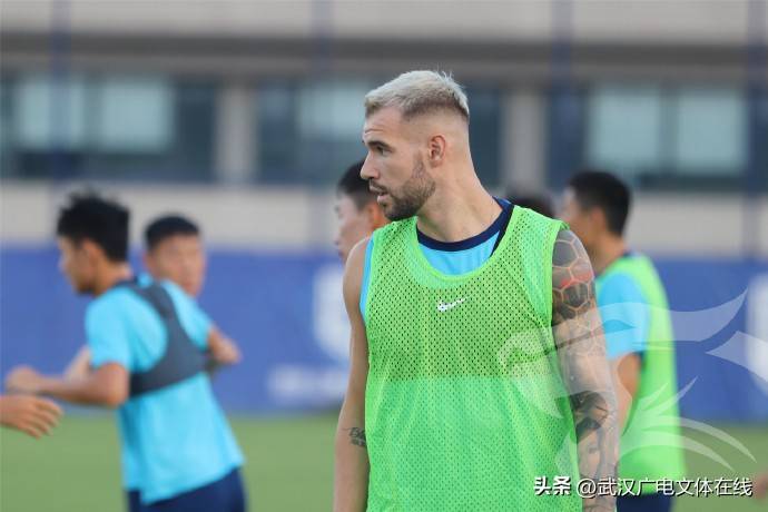 史图加特球员团结一致,奋力保级冲刺 史图加特球员团结一致,奋力保级冲刺