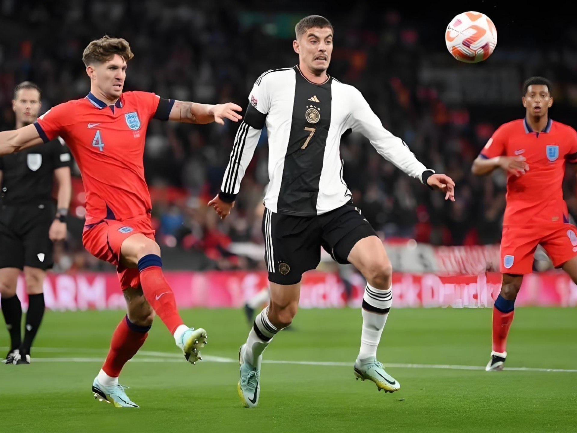 英格兰客场战胜罗马尼亚，实力雄厚